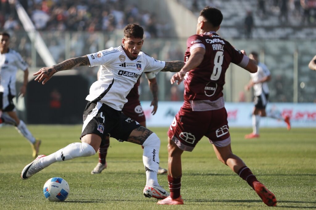 Alan Saldivia jugando ante Deportes La Serena en el Estadio Monumental por la Liga de Primera.
