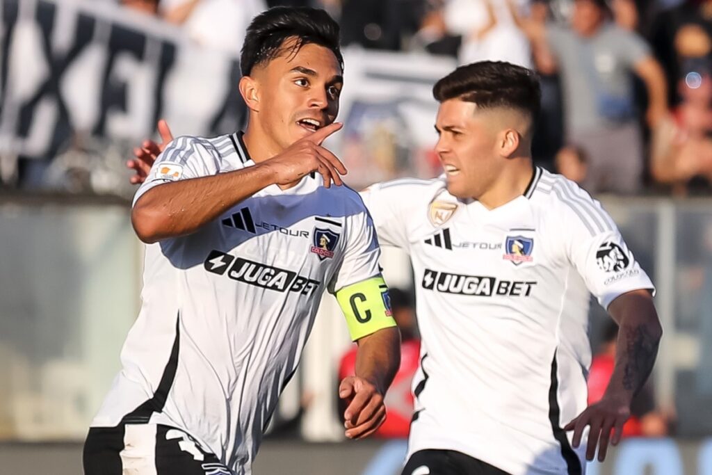 Vicente Pizarro y Víctor Méndez celebrando el triunfo de Colo-Colo sobre Deportes La Serena.