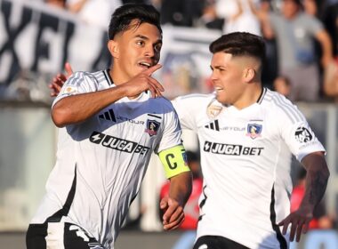 Vicente Pizarro y Víctor Méndez celebrando el triunfo de Colo-Colo sobre Deportes La Serena.
