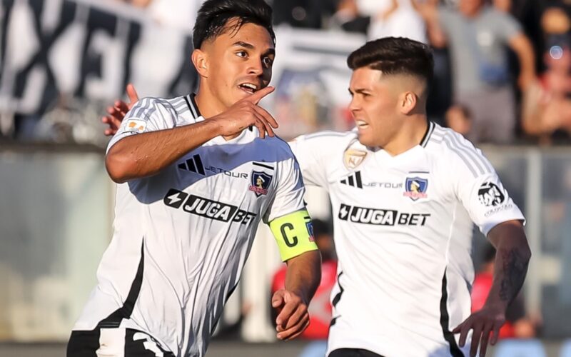 Vicente Pizarro y Víctor Méndez celebrando el triunfo de Colo-Colo sobre Deportes La Serena.