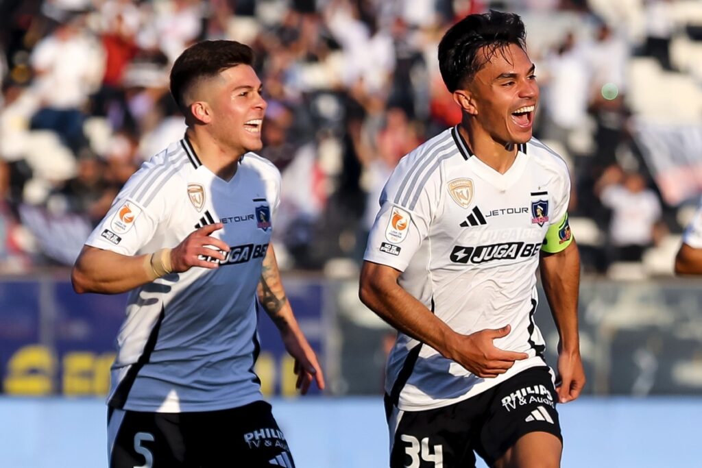 Vicente Pizarro y Víctor Méndez celebrando el gol del triunfo de Colo-Colo.