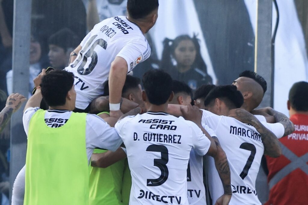Jugadores de Colo-Colo celebrando el gol del triunfo sobre Deportes La Serena.