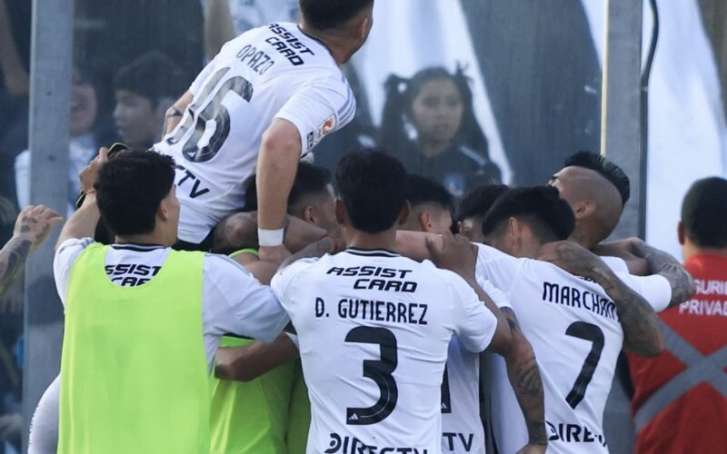Jugadores de Colo-Colo celebrando el gol del triunfo sobre Deportes La Serena.