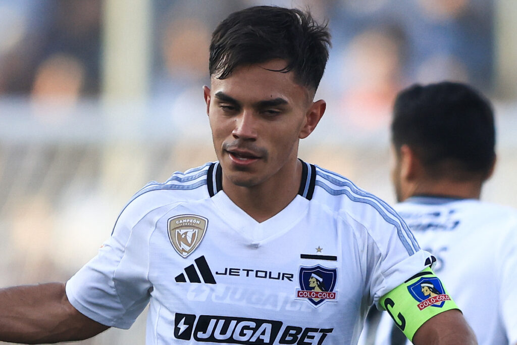 Primer plano de Vicente Pizarro con la camiseta de Colo-Colo.