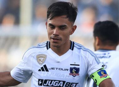 Primer plano de Vicente Pizarro con la camiseta de Colo-Colo.