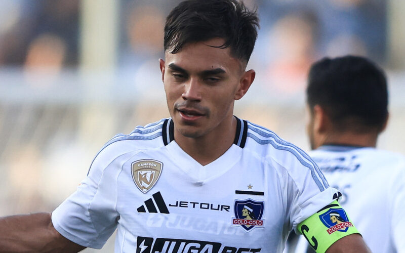 Primer plano de Vicente Pizarro con la camiseta de Colo-Colo.