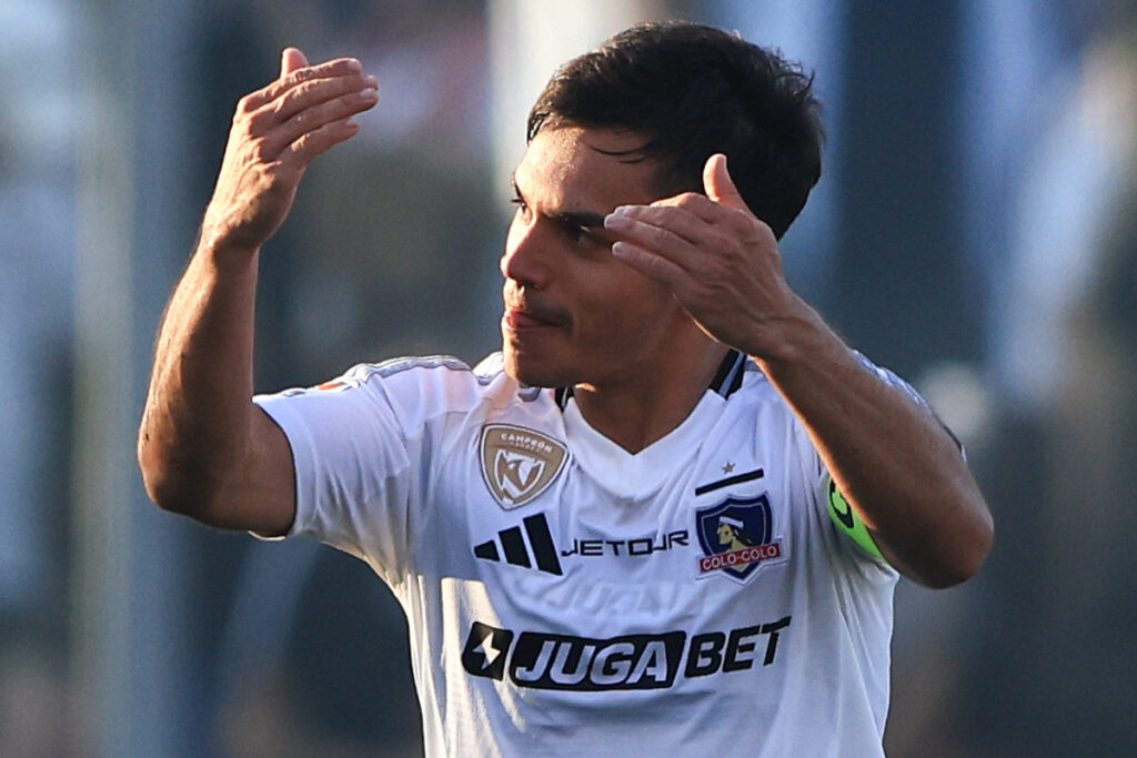 Primer plano de Vicente Pizarro celebrando un gol suyo por Colo-Colo.