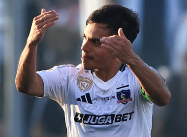 Primer plano de Vicente Pizarro celebrando un gol suyo por Colo-Colo.