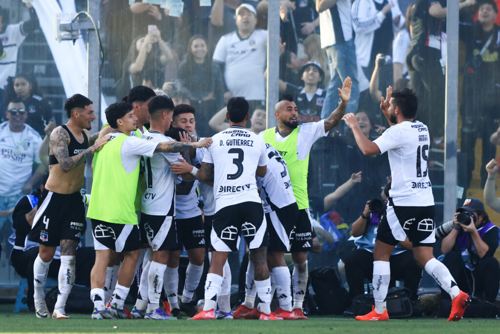 Jugadores de Colo-Colo abrazados festejando un gol frente a Deportes La Serena.