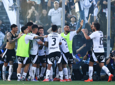 Jugadores de Colo-Colo abrazados festejando un gol frente a Deportes La Serena.