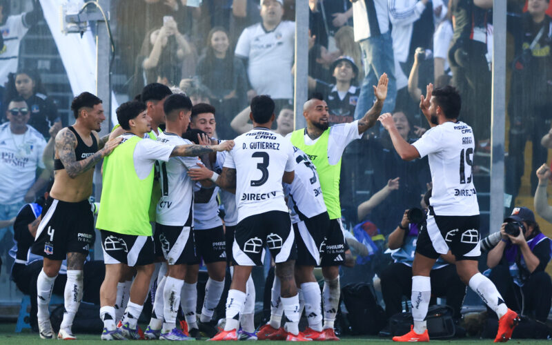 Jugadores de Colo-Colo abrazados festejando un gol frente a Deportes La Serena.