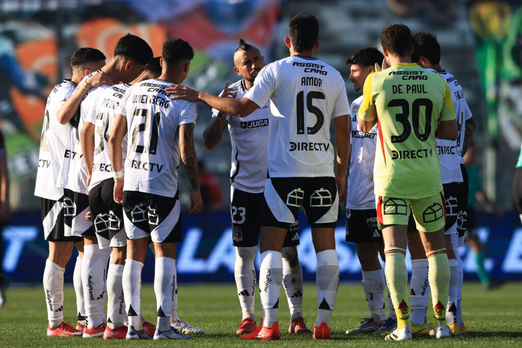 Jugadores de Colo-Colo reunidos en la cancha del Estadio Monumental.