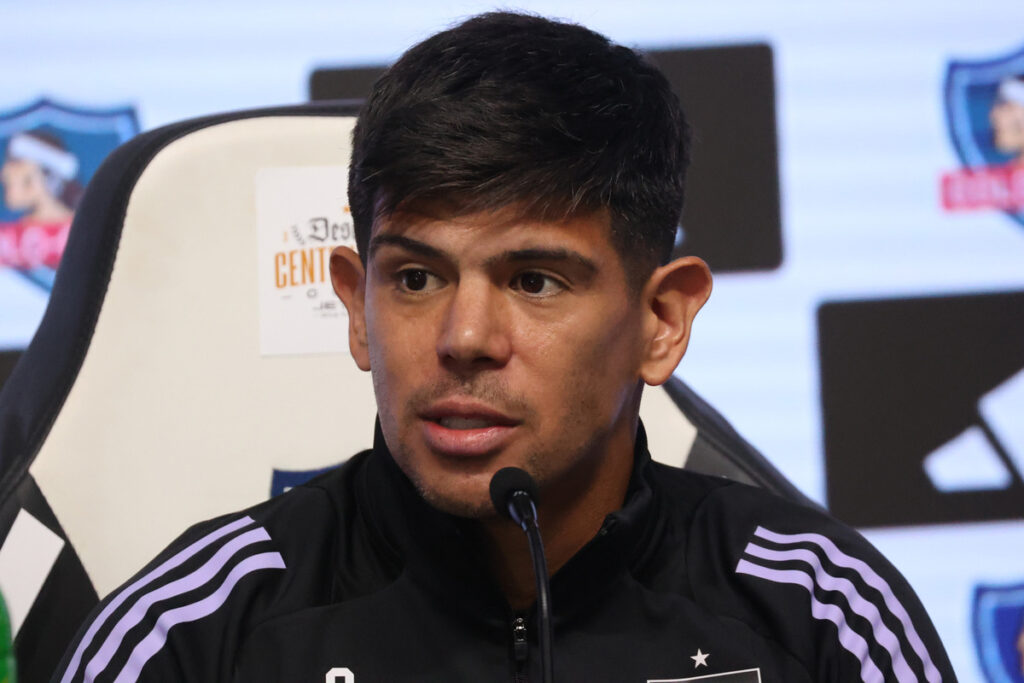 Primer plano de Esteban Pavez en conferencia de prensa.