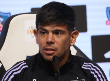Primer plano de Esteban Pavez en conferencia de prensa.
