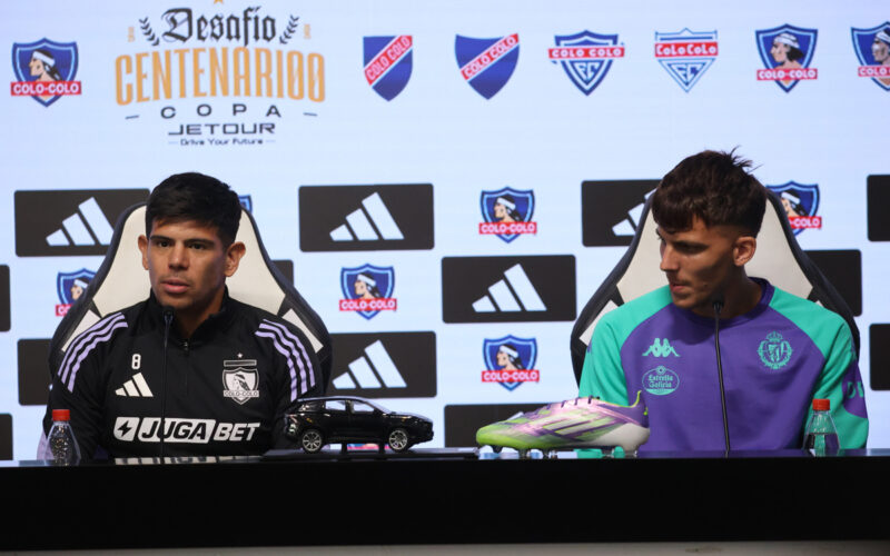 Esteban Pavez e Iván Alejo en conferencia de capitanes previo al amistoso entre Colo-Colo y Real Valladolid.