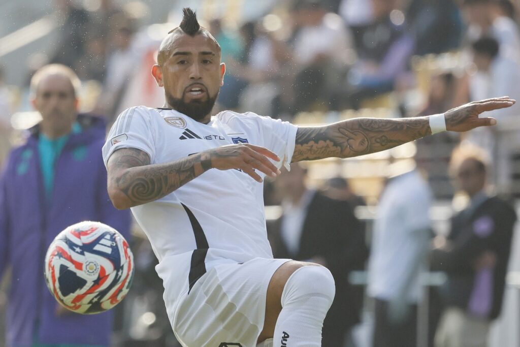Arturo Vidal jugando contra Real Valladolid por Colo-Colo.