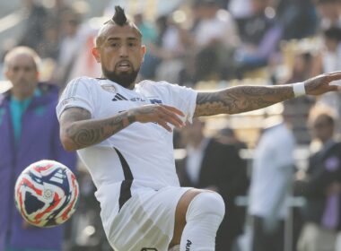 Arturo Vidal jugando contra Real Valladolid por Colo-Colo.