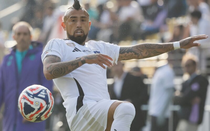 Arturo Vidal jugando contra Real Valladolid por Colo-Colo.