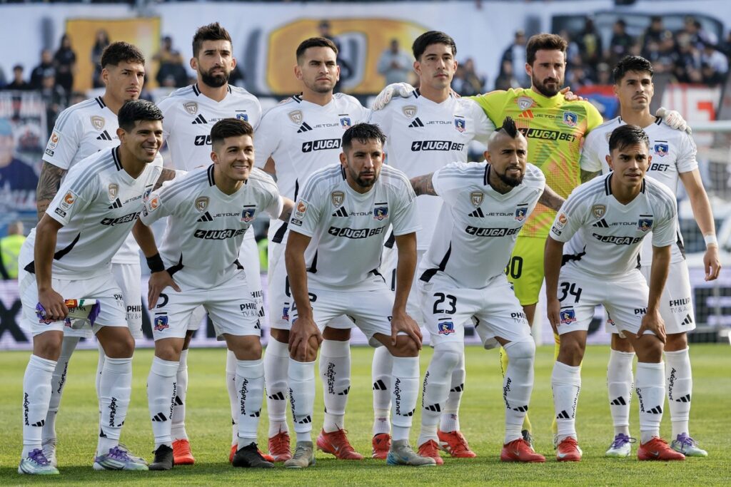 Formación Colo-Colo ante Real Valladolid.