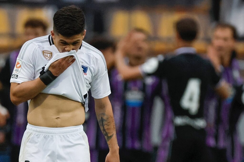 Víctor Méndez lamentando la derrota de Colo-Colo ante Real Valladolid.