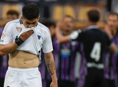 Víctor Méndez lamentando la derrota de Colo-Colo ante Real Valladolid.