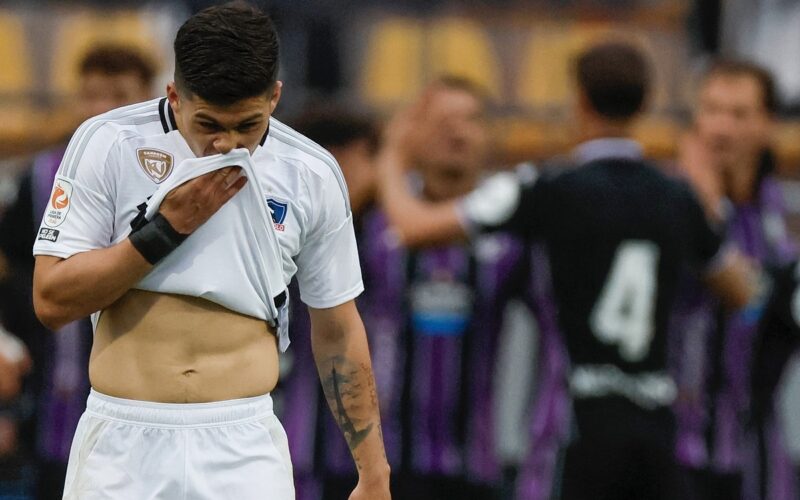 Víctor Méndez lamentando la derrota de Colo-Colo ante Real Valladolid.