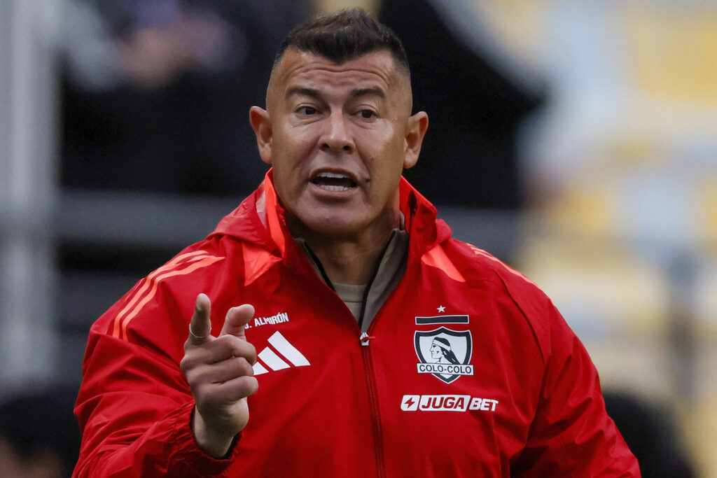 Primer plano de Jorge Almirón con indumentaria de Colo-Colo.