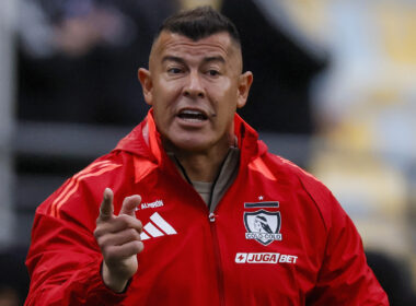 Primer plano de Jorge Almirón con indumentaria de Colo-Colo.
