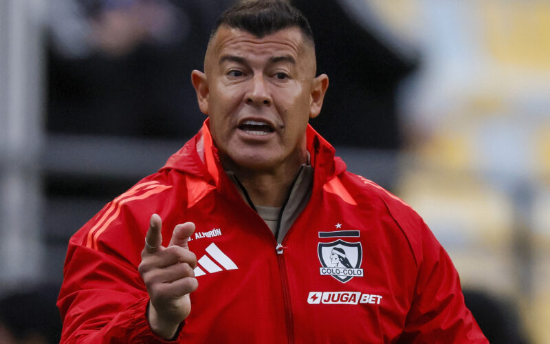 Primer plano de Jorge Almirón con indumentaria de Colo-Colo.