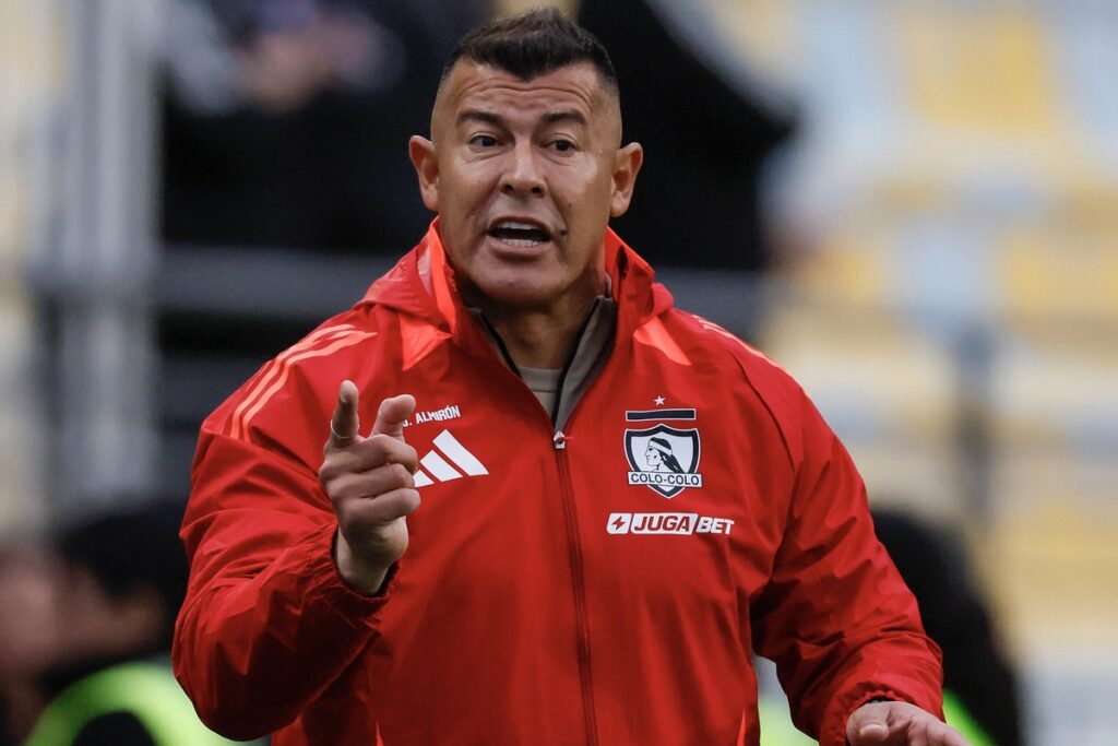Jorge Almirón dirigiendo a Colo-Colo ante Real Valladolid.