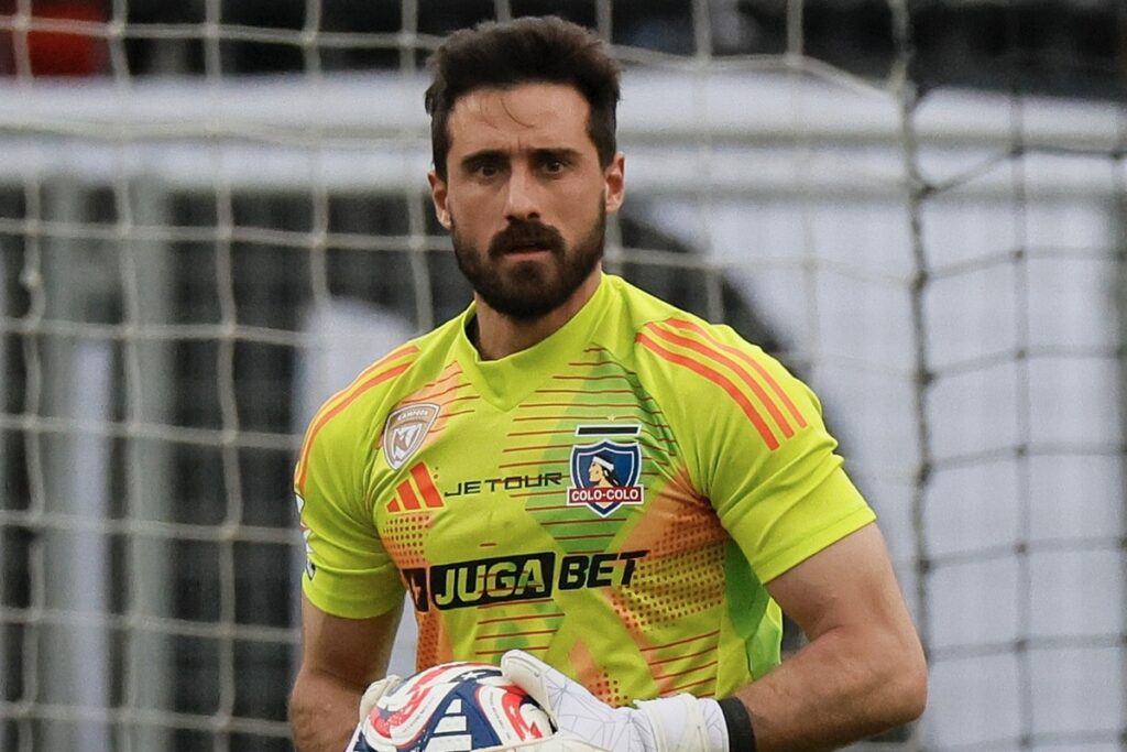 Fernando de Paul defendiendo a Colo-Colo ante Real Valladolid.
