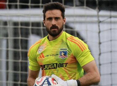 Fernando de Paul defendiendo a Colo-Colo ante Real Valladolid.