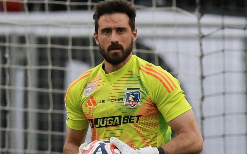 Fernando de Paul defendiendo a Colo-Colo ante Real Valladolid.
