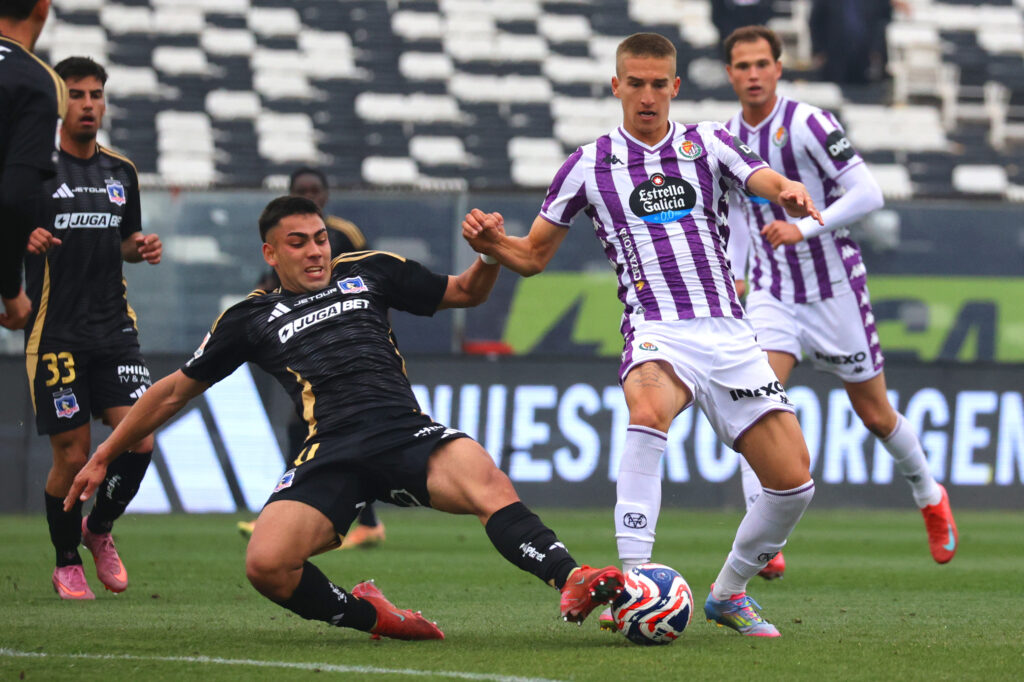 Futbol, Colo Colo vs Real Valladolid.
Partido amistoso 2025.
El jugador de Colo Colo Nicolas Garrido, izquierda, disputa el balon con la defensa de Real Valladolid durante un partido amistoso realizado para conmemorar el centenerario del equipo chileno en el estadio Monumental de Santiago, Chile.
26/07/2025
Dragomir Yankovic/Photosport

Football, Colo Colo vs Real Valladolid
Friendly match 2025.
Colo Colo player Nicolás Suárez, left, vies for the ball against Real ValladolidÕs defense during a friendly match to commemorate the Chilean clubÕs centenary at the Monumental stadium in Santiago, Chile.
26/07/2025
Dragomir Yankovic/Photosport