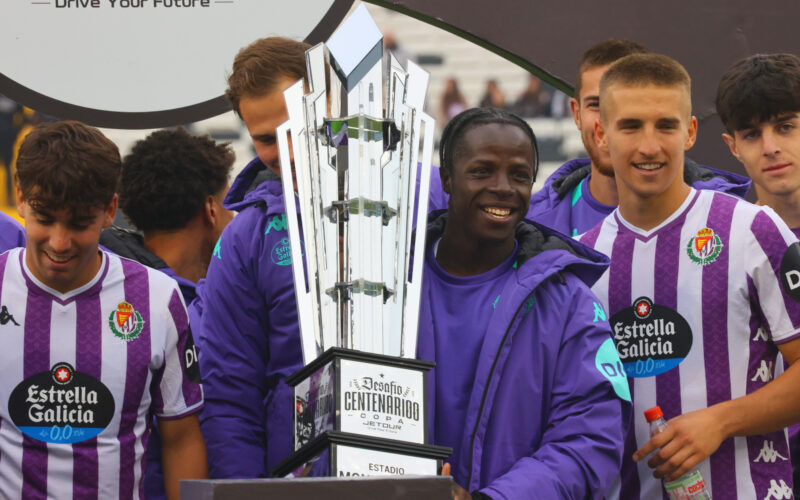 Futbol, Colo Colo vs Real Valladolid. Partido amistoso 2025. Los jugadores de Real Valladolid celebran luego del partido contra amistoso realizado para conmemorar el centenerario del equipo chileno en el estadio Monumental de Santiago, Chile. 26/07/2025 Dragomir Yankovic/Photosport Football, Colo Colo vs Real Valladolid Friendly match 2025. Real Valladolid players celebrates after friendly match to commemorate the Chilean clubÕs centenary at the Monumental stadium in Santiago, Chile. 26/07/2025 Dragomir Yankovic/Photosport