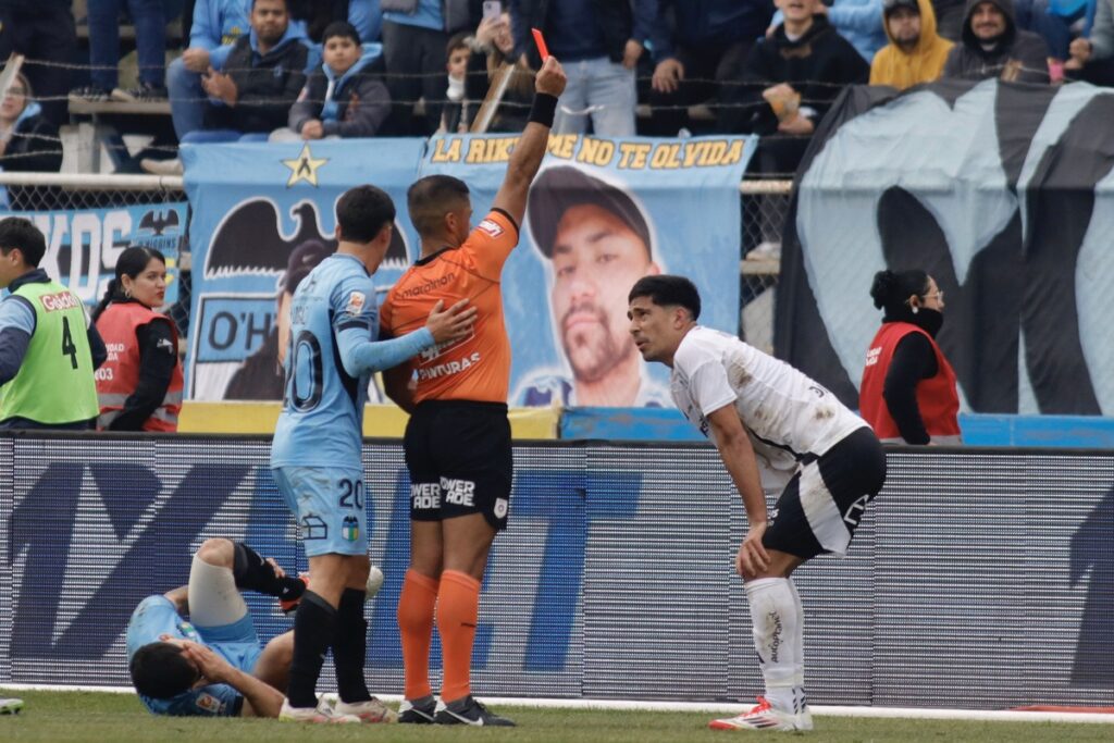 Salomón Rodríguez recibiendo la tarjeta roja por parte del árbitro Nicolás Gamboa en el partido ante O'Higgins.