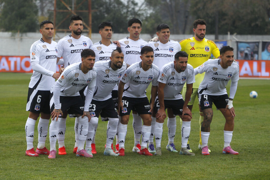 Futbol, O’Higgins vs Colo Colo,
Fecha 17 Liga de Primera 2025.

El equipo de Colo Colo posa para los fotografos durante el partido de primera division realizado en el Estadio Jorge Silva de San Fernando, Chile.
27/07/2025
Jorge Loyola/Photosport

Football, O’Higgins vs Colo Colo
17nd turn, 2025 First division league

Colo Colo’s team poses for the photographers, during the first division match held at the Jorge Silva stadium
San Fernando, Chile.
27/07/2025
Jorge Loyola/Photosport. Tabla de posiciones.