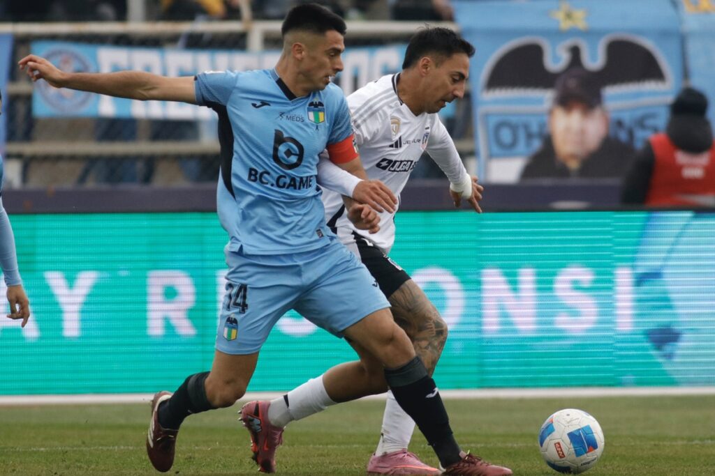 Javier Correa disputando un balón contra un jugador de O'Higgins.