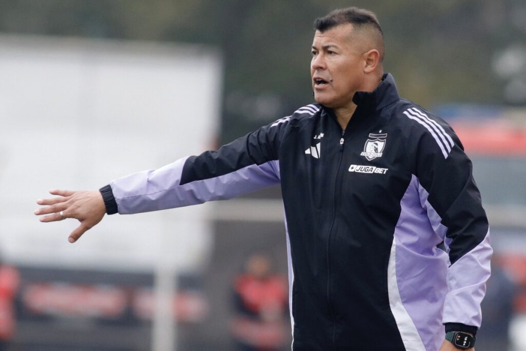 Jorge Almirón dirigiendo a Colo-Colo contra O'Higgins.