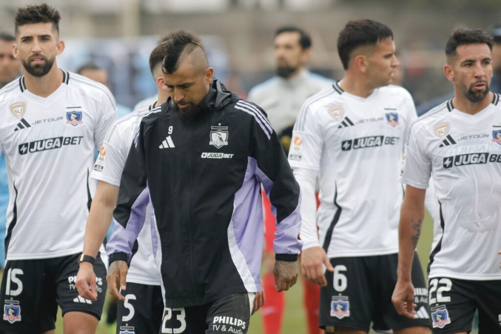 Jugadores de Colo-Colo saliendo del Estadio Jorge Silva lamentando el empate ante O'Higgins.
