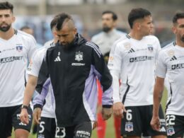Jugadores de Colo-Colo saliendo del Estadio Jorge Silva lamentando el empate ante O'Higgins.