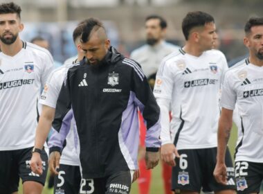 Jugadores de Colo-Colo saliendo del Estadio Jorge Silva lamentando el empate ante O'Higgins.