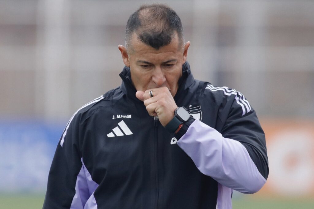 Jorge Almirón dirigiendo a Colo-Colo en el Estadio Jorge Silva ante O'Higgins.