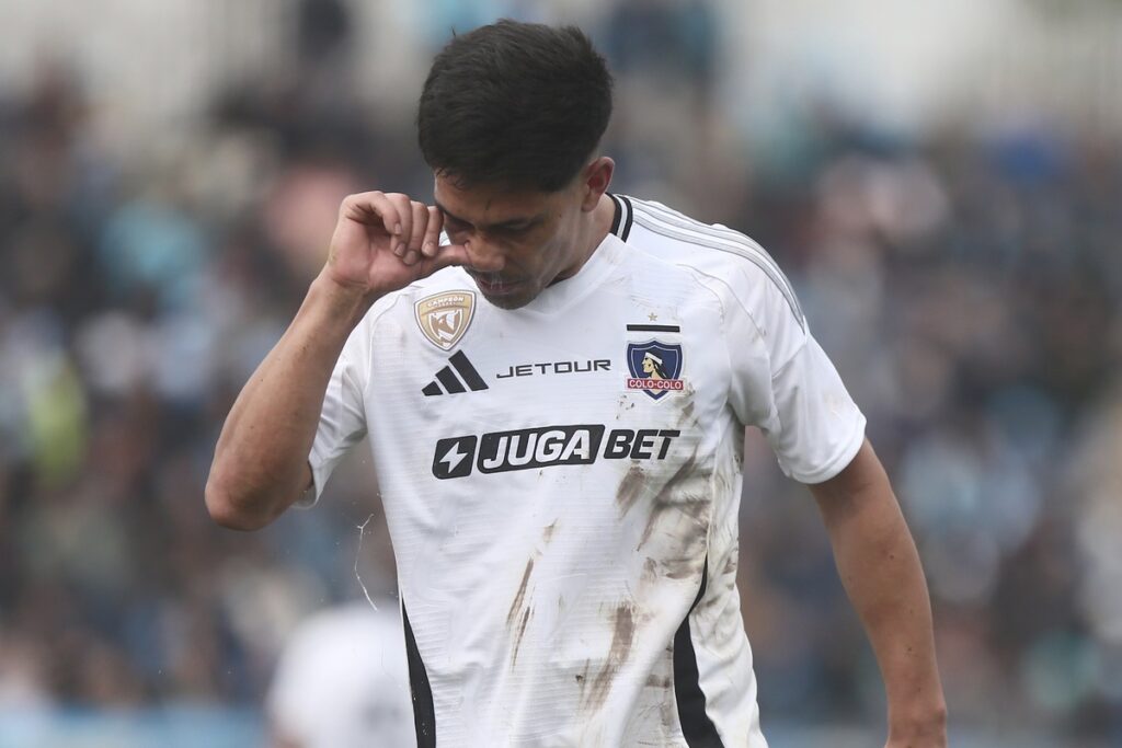Salomón Rodríguez retirándose del Estadio Jorge Silva tras ser expulsado ante O'Higgins.