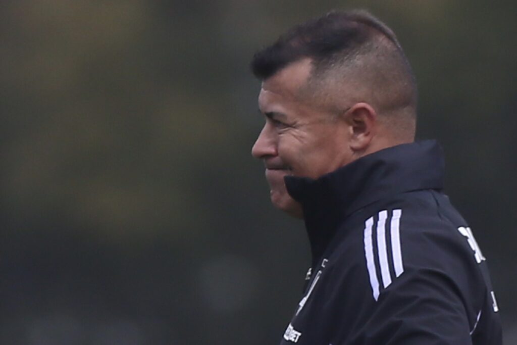 Jorge Almirón lamentando el empate de Colo-Colo ante O'Higgins.