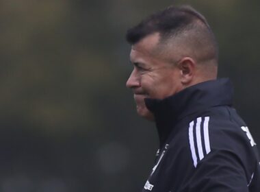 Jorge Almirón lamentando el empate de Colo-Colo ante O'Higgins.