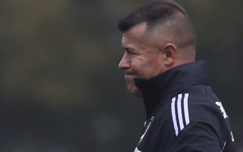 Jorge Almirón lamentando el empate de Colo-Colo ante O'Higgins.
