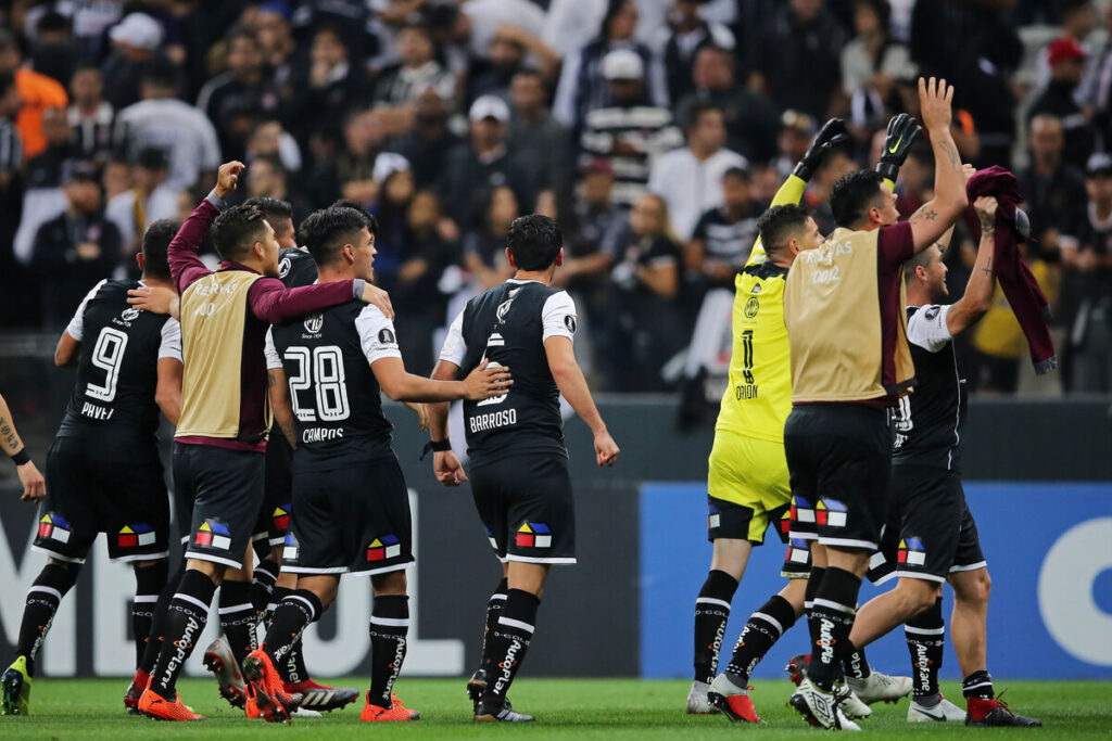 Jugadores de Colo-Colo celebrando la clasificación a cuartos de final de Copa Libertadores frente a Corinthians.