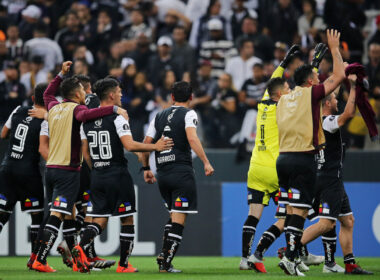 Jugadores de Colo-Colo celebrando la clasificación a cuartos de final de Copa Libertadores frente a Corinthians.