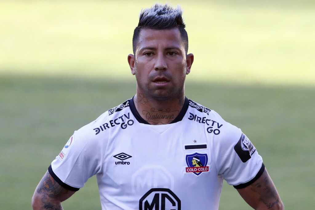 Primer plano de Leonardo Valencia con la camiseta de Colo-Colo.